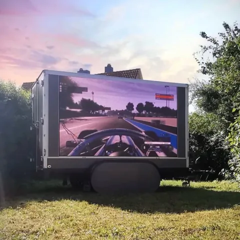 Mobiler LED-Anhänger mit Videowand im Abendlicht