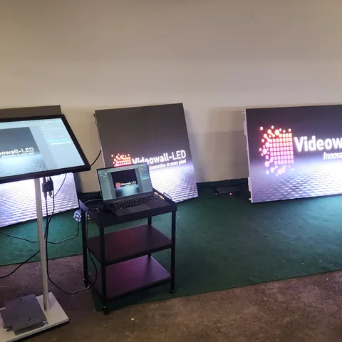 Ausstellung am Lager: LED-Module, Stele und Videowall-LED-Logo