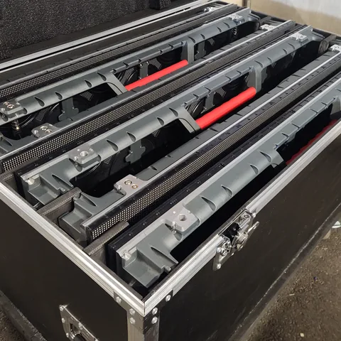 Geöffnetes Flightcase mit LED-Modulen der A-Serie im Lager