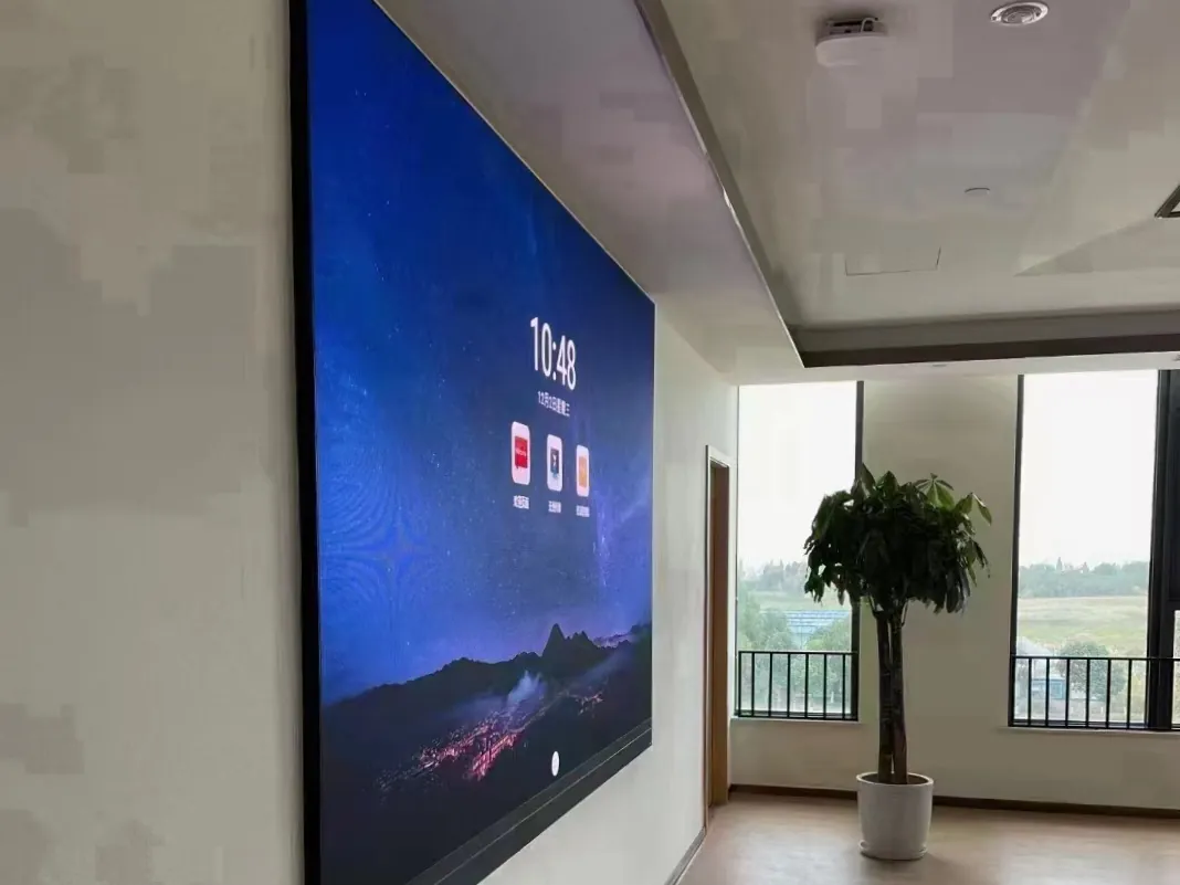 Indoor-LED-Wand in einem Büroflur, daneben eine Pflanze vor dem Fenster