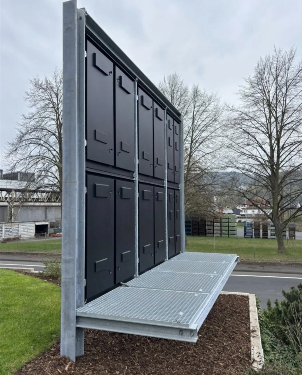 Freistehende, verzinkte Stahlkonstruktion mit Wartungssteg und Serviceklappen für eine Outdoor-LED-Wand