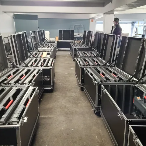 Lagerhalle voller Flightcases mit Verleihmodulen