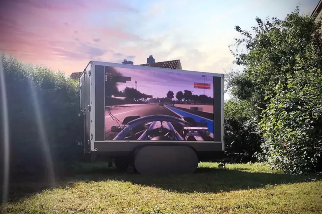 Sonderlösung: mobiler LED-Anhänger mit eingebauter Videowand im Garten