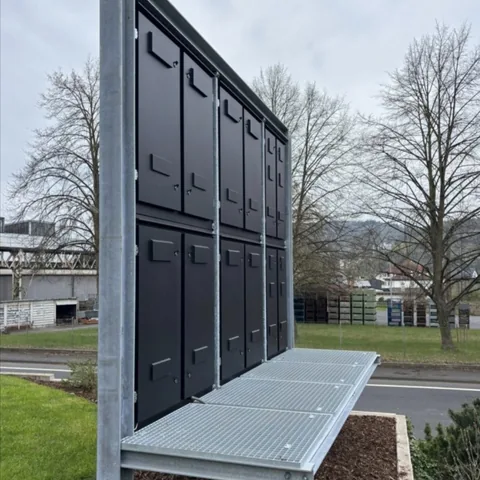 Freistehende verzinkte Stahlkonstruktion mit Wartungssteg für eine Outdoor-LED-Wand