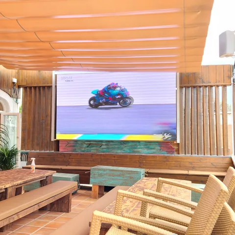 Outdoor-LED-Wand in einer Sportsbar auf Mallorca