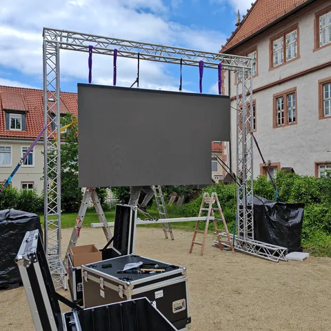 Verleih: LED-Wand an einer Traverse vor einem Fachwerkhaus